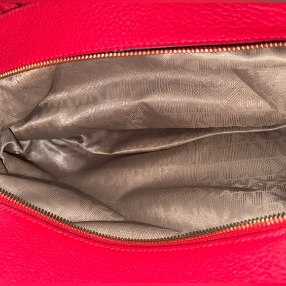 PRICE DROP!!! ⬇️💲Michael Kors Jet Set Chain shoulder bag.
NWT - Picture 5 of 8